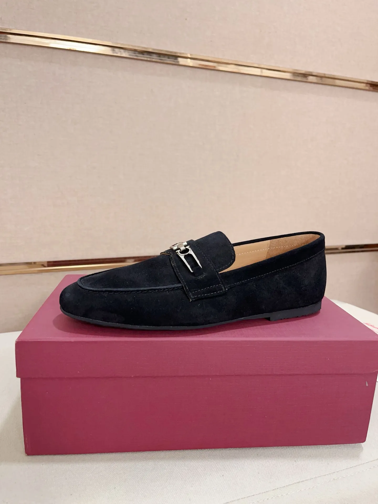 Men's shoes💰: 480💰 High version Ferragamo Dongguan quality! 🆕🆕Exclusive hot-selling products in stock🔥🔥New products on the shelves, high-quality shoes, complete with packaging! 💪 💪 Material: Imported suede cowhide 🐂 + Imported high-quality water-dyed cowhide lining + wear-resistant outsole 👍🏻👍🏻 Features: High-end and comfortable, purely handmade 🚀 🚀 Create the perfect shoes that suit you best 🔥 🔥 Size: (38-44) Can be customized 45 non-returnable!